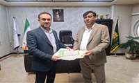 اهدای اسناد مالکیت تک برگ شهرک صنعتی کازرون به مدیرعامل شرکت شهرک های صنعتی فارس