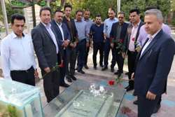 ادای احترام مدیر عامل ،معاونان ،مدیران و شماری از کارکنان شرکت شهرکهای صنعتی فارس با حضور در گلزار شهدای شیراز،به آرمان های والای شهدا 